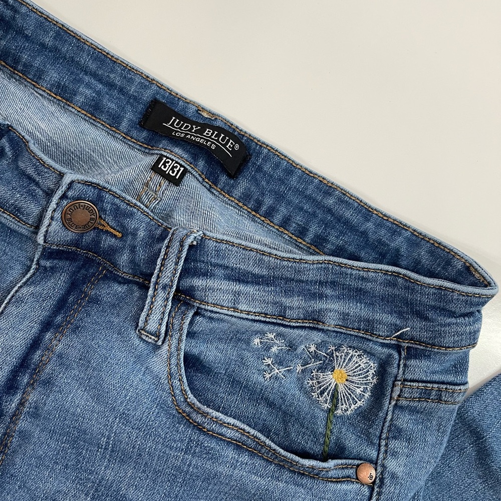 Judy Blue Jeans Skinny Fit Size 13/31 Embroidered dandelion in pocket!